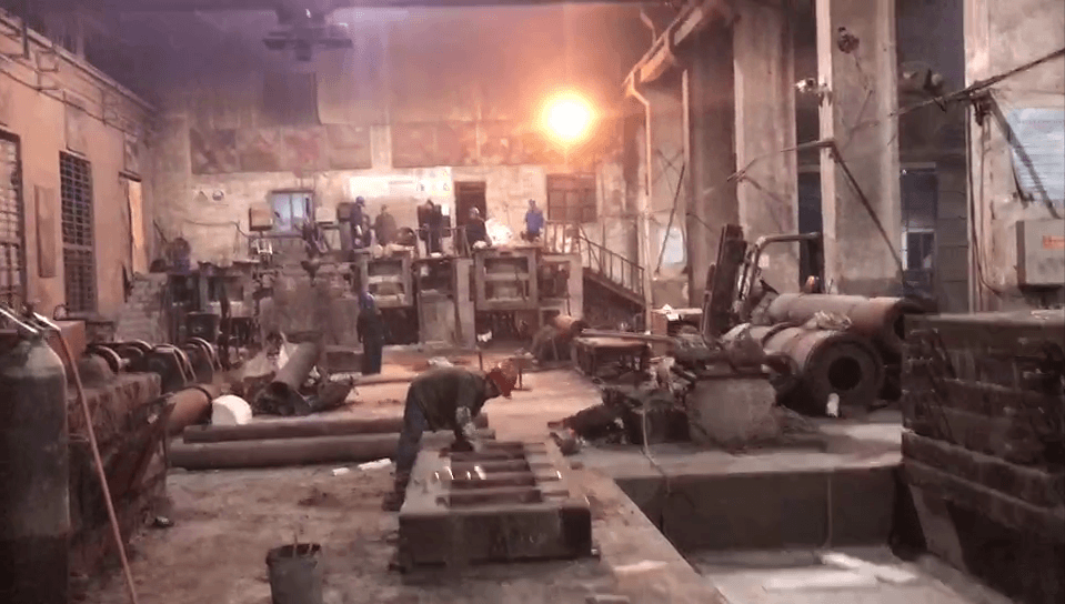 夜已很深了，江蘇江河機(jī)械生產(chǎn)車間依舊一片繁忙景象