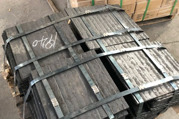 帶式輸送機堆焊耐磨襯板有哪些產(chǎn)品特性?【江河】